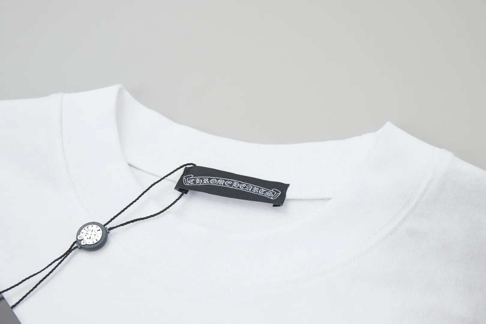 🅿️250 ✨CH✨🆕25SS spring and summer new style Croix heart✝frame letter distressed printed short sleeves Light luxury essential item for daily commuting for men and women Correct version Welcome to compare Detailed features · 280g 100% pure cotton double yarn jersey fabric · Custom dyed in the same vat, special thickened 32 count double-strand 1X1 thread · Colorful foaming. Ready-to-wear dyeing Then do the faded fried snowflake process, then wash it to make it look old. Common washing improves the effect · Double-needle stitching and cross-stitch process · Original main mark, washed tag, branded moisture-proof paper packaging Color: black/white/orange Size: S/M/L/XL